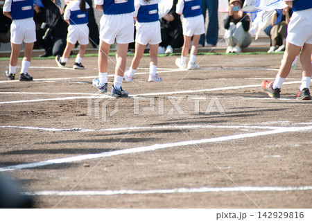 運動会で走る園児の素材画像 142929816