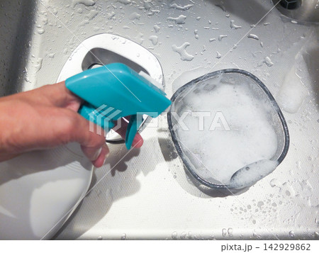 キッチンの排水口を泡ハイターで掃除する キッチンの排水口を泡ハイターで掃除する 142929862