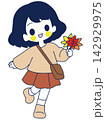紅葉狩りをする女の子 142929975