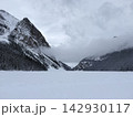 雲に覆われる冬の北大雪の山々 142930117