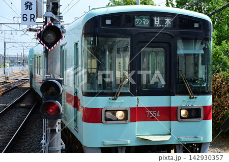 駅に入線する西鉄電車 駅に入線する西鉄電車 142930357