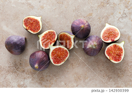 Figs fresh, sliced and whole ripe fruit 142930399