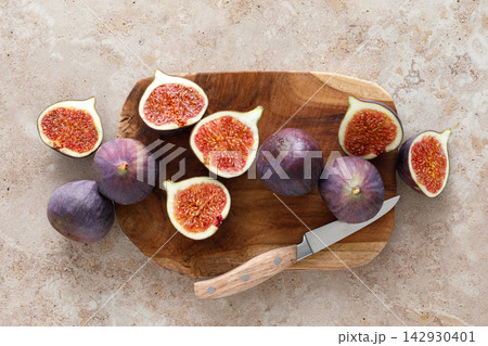 Figs fresh, sliced and whole ripe fruit 142930401
