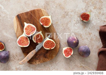 Figs fresh, sliced and whole ripe fruit Figs fresh, sliced and whole ripe fruit 142930408