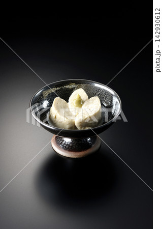 生湯葉を黒背景で撮影 生湯葉を黒背景で撮影 142930612