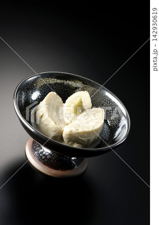 生湯葉を黒背景で撮影 生湯葉を黒背景で撮影 142930619