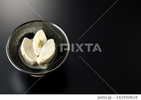 生湯葉を黒背景で撮影 142930628