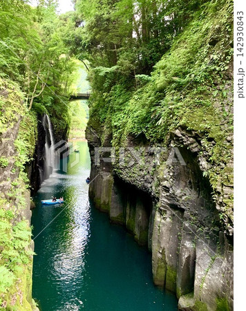 新緑と真名井の滝の水しぶきがエメラルドグリーンの水面に映える五ヶ瀬川〈高千穂峡/宮崎県西臼杵郡〉 新緑と真名井の滝の水しぶきがエメラルドグリーンの水面に映える五ヶ瀬川〈高千穂峡/宮崎県西臼杵郡〉 142930843