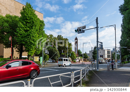 東京　秋の八王子市役所前の交差点 142930844
