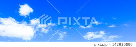 青空と雲のシンプルな風景 142930896