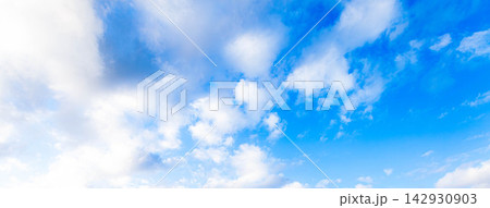 青空と雲のシンプルな風景 142930903
