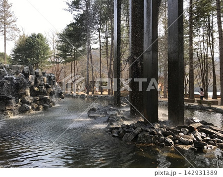 Modern Water Fountain Installation with Tall Pillars and Waterfall on Nami Island, Korea 142931389