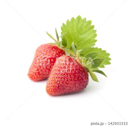 Ripe strawberries with leaves on white backgrounds 142931533
