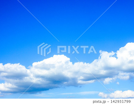 青空と白い雲のシンプルな風景 142931799