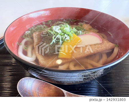 湯気立つ美味しそうな温かいうどんのランチ 142931803
