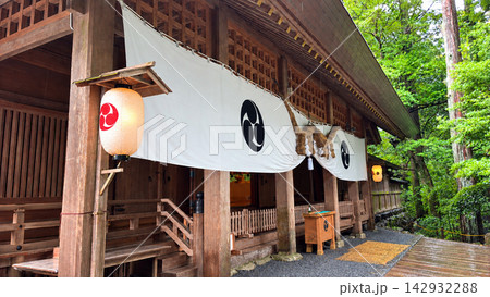 三重県鈴鹿市のパワースポット 椿大神社(つばきおおかみやしろ)の本殿・拝殿と神紋幕 三重県鈴鹿市のパワースポット 椿大神社(つばきおおかみやしろ)の本殿・拝殿と神紋幕 142932288