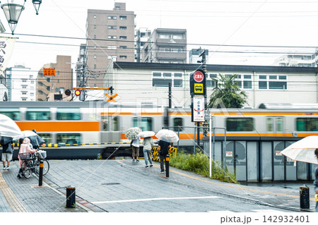 東京都　雨の日の中央線踏切 142932401