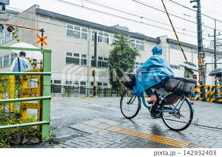 東京都 雨の日の中央線踏切 東京都 雨の日の中央線踏切 142932403