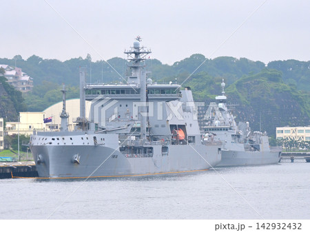 小雨の横須賀・逸見岸壁に停泊するニュージーランド海軍補給艦「アオテアロア」とフリゲート「テ・マナ」 小雨の横須賀・逸見岸壁に停泊するニュージーランド海軍補給艦「アオテアロア」とフリゲート「テ・マナ」 142932432