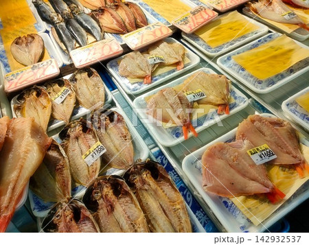 魚市場に並べられた魚の一夜干し 魚市場に並べられた魚の一夜干し 142932537