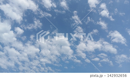 Soft overcast sky texture with diffused natural daylight 142932656