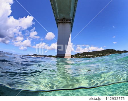 沖縄県瀬底島のアンチ浜　瀬底大橋の下からの見上げる夏の風景 142932773