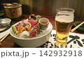 日本の居酒屋。刺身とビール。 142932918