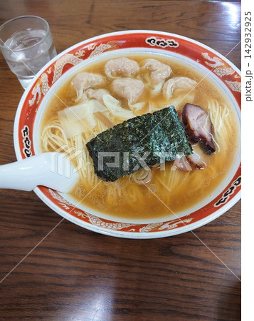 ワンタンがタップリ入った鰹節ベースのスープのワンタン麺 ワンタンがタップリ入った鰹節ベースのスープのワンタン麺 142932925
