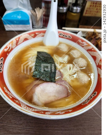 魚介ベースのワンタン麺 142932930