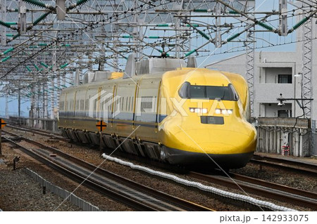 見ると幸せが訪れる　新幹線のお医者さん　ドクターイエロー　西明石駅通過 142933075