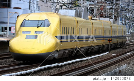 見ると幸せが訪れる　新幹線のお医者さん　ドクターイエロー　西明石駅通過 142933078
