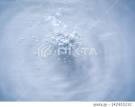 水中に立ち上る気泡、ブルーの抽象背景 142933232