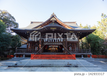 【日本】千葉県の道野辺八幡宮の本殿外観と秋晴れの空 【日本】千葉県の道野辺八幡宮の本殿外観と秋晴れの空 142933317