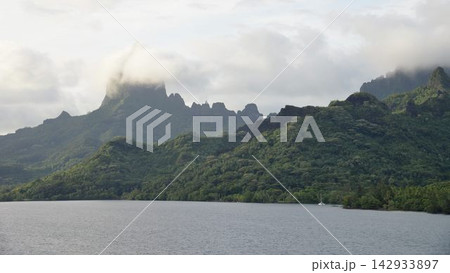 仏領ポリネシア 海と山の絶景 モーレア島 仏領ポリネシア 海と山の絶景 モーレア島 142933897