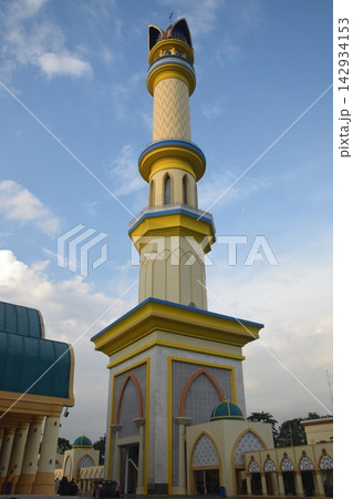 Grand Middle Eastern-style mosque set against a clear blue sky Grand Middle Eastern-style mosque set against a clear blue sky 142934153