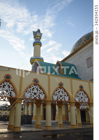 Grand Middle Eastern-style mosque set against a clear blue sky Grand Middle Eastern-style mosque set against a clear blue sky 142934155