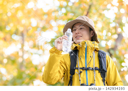 山歩き　アウトドア　水 142934193