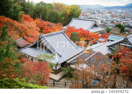 Aerial view of Enkoji temple with colorful autumn leaf by town, Kyoto Aerial view of Enkoji temple with colorful autumn leaf by town, Kyoto 142934272