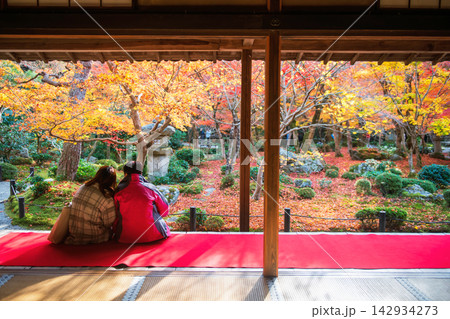 Japanese couple on Enkoji hall view colorful autumn garden, Kyoto 142934273
