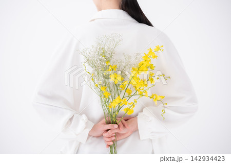 花束を持つ女性　オンシジウム　手元 142934423