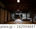 日本家屋から庭園を望む 142934447