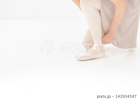 バレエ 女性 足元 バレエ 女性 足元 142934587