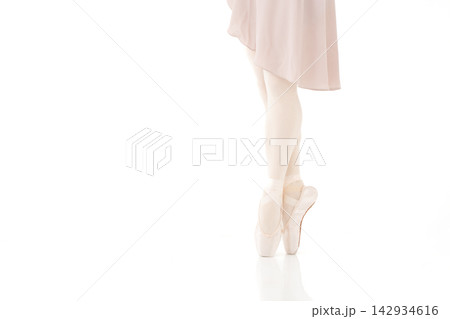 バレエ　女性　足元 142934616