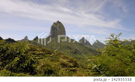 仏領ポリネシア　海と山の絶景　モーレア島 142935338