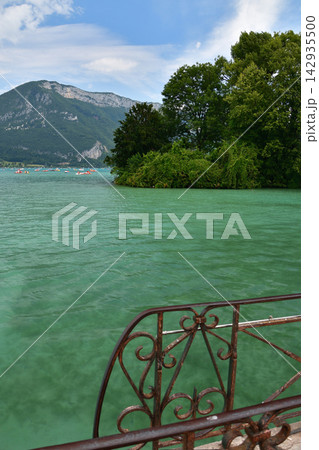 フランス・アヌシー湖の夏の風景（2021年7月） 142935500