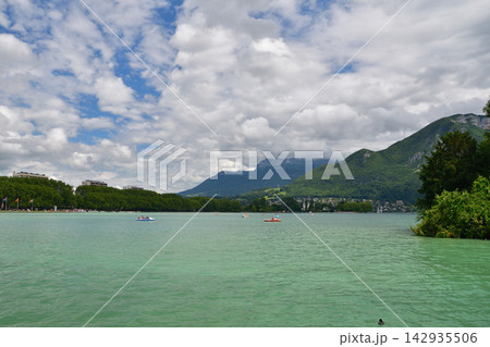 フランス・アヌシー湖の夏の風景（2021年7月） 142935506