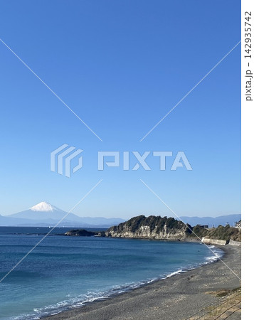 快晴の関根海岸から駿河湾と富士山を望む 142935742