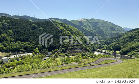 新緑の丹沢湖と三保ダムの天端遊歩道 新緑の丹沢湖と三保ダムの天端遊歩道 142935924