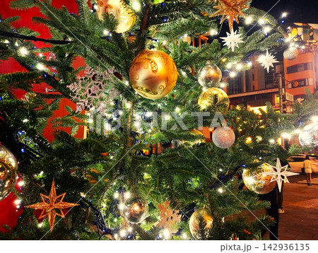 夜に輝くクリスマスツリーの装飾 夜に輝くクリスマスツリーの装飾 142936135