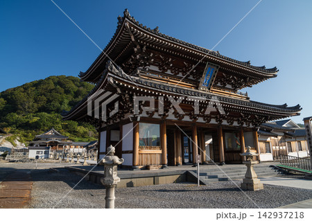 恐山菩提寺の山門と夏の空 恐山菩提寺の山門と夏の空 142937218
